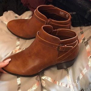 Size 9 American eagle booties